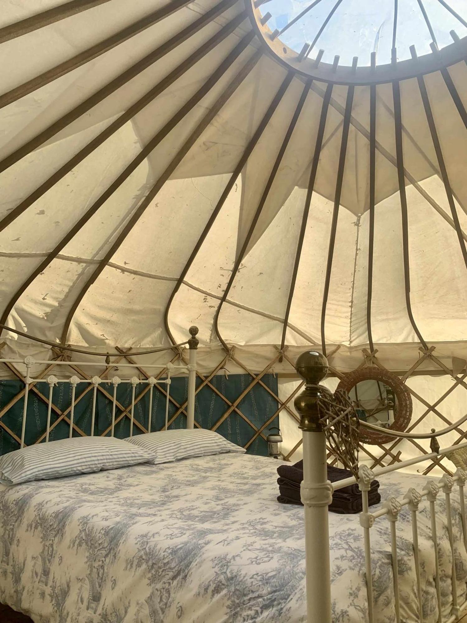 Ceridwen Glamping, Double Decker Bus And Yurts Hotel Llandysul Exterior foto