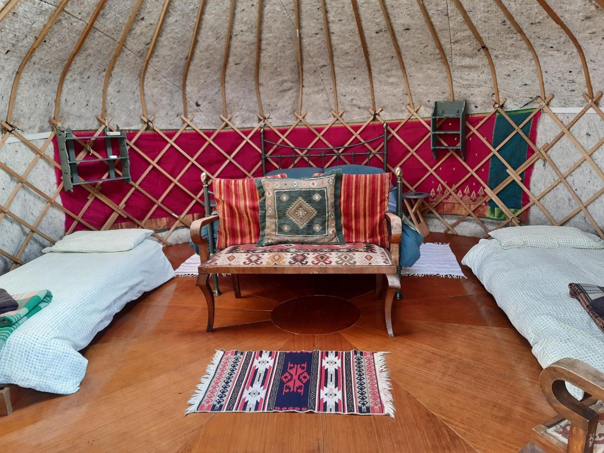 Ceridwen Glamping, Double Decker Bus And Yurts Hotel Llandysul Exterior foto